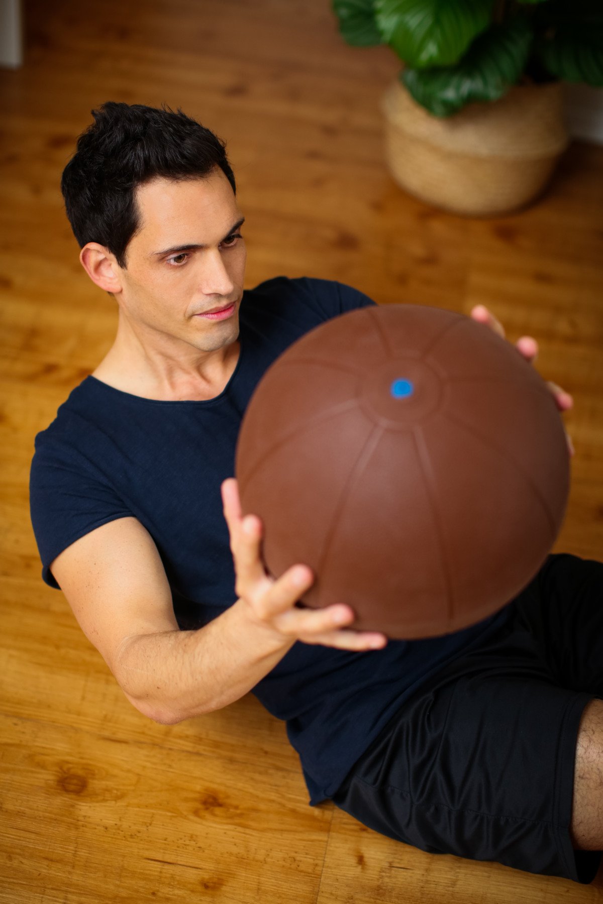 Torsten Bakirci von Fitnesskumpel bei übungen mit einem gewichteten Ball